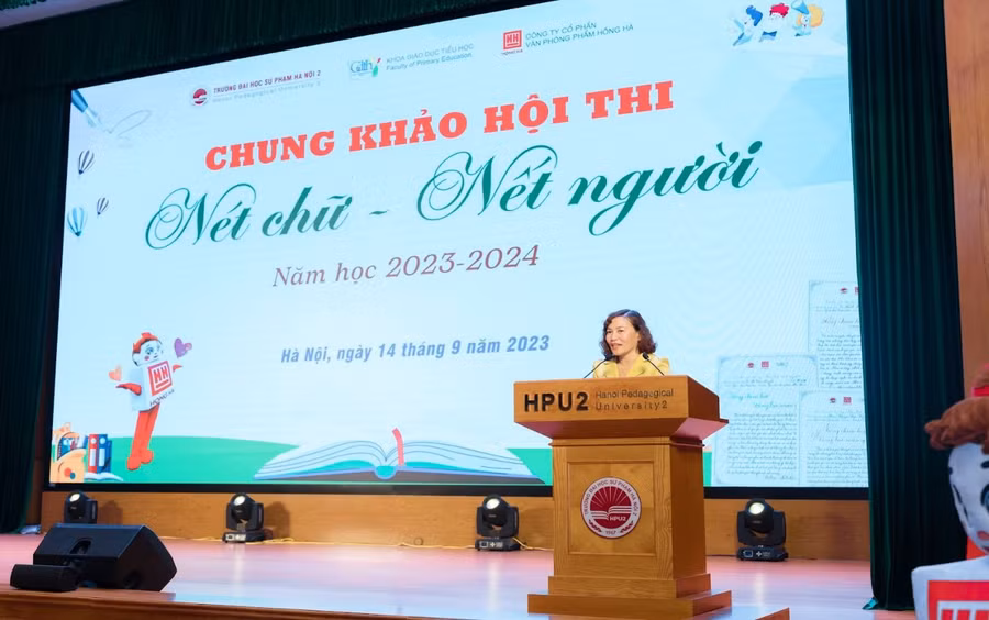 TS.GVCC Nguyễn Thị Tuyết Minh - Trưởng khoa Giáo dục Tiểu học phát biểu tại Hội thi.