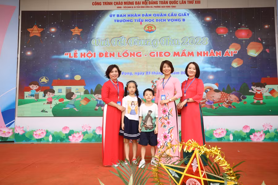 Cô hiệu trưởng Thanh Huyền (trái) và hai cô hiệu phó Thu Hiền, Thái Anh động viên hai chị em học sinh khó khăn. Cô hiệu trưởng Thanh Huyền (trái) và hai cô hiệu phó Thu Hiền, Thái Anh động viên hai chị em học sinh khó khăn.