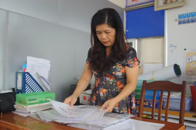 Cô Nguyễn Thị Thanh Thủy chuẩn bị đồ dùng trên lớp học trước năm học mới. Cô Nguyễn Thị Thanh Thủy chuẩn bị đồ dùng trên lớp học trước năm học mới.