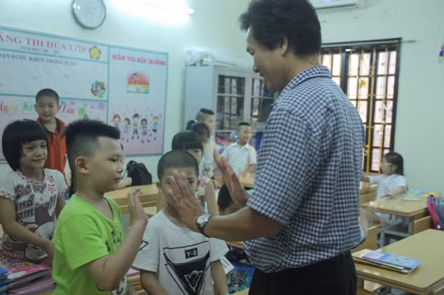 Thầy Phạm Văn Hoan và học sinh trước năm học mới Thầy Phạm Văn Hoan và học sinh trước năm học mới