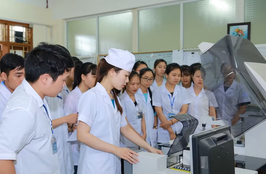 Sinh viên được tiếp cận hệ thống máy móc hiện đại
