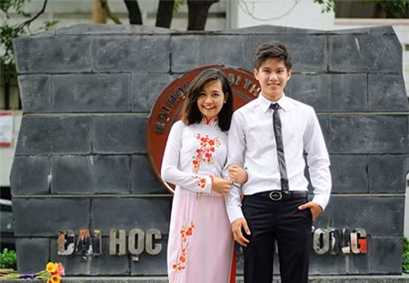 Học giỏi, điển trai nhưng khiêm tốn, hòa đồng... Huy Hoàng được nhiều bạn bè và thầy cô yêu mến. Ảnh: NVCC. thu-khoa-ngoai-thuong2-1407-1441951173.j
