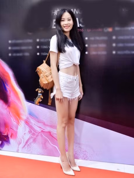 Chi gai sinh doi cua Nam Em khoe mat moc xinh dep, chan dai goi cam - Anh 7