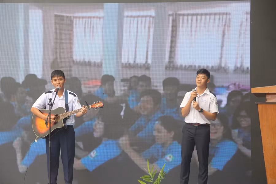 Một tiết mục văn nghệ của học sinh. Một tiết mục văn nghệ của học sinh.