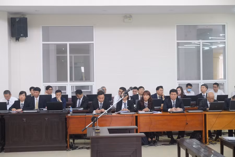 Các luật sư tham gia bào chữa cho các bị cáo.