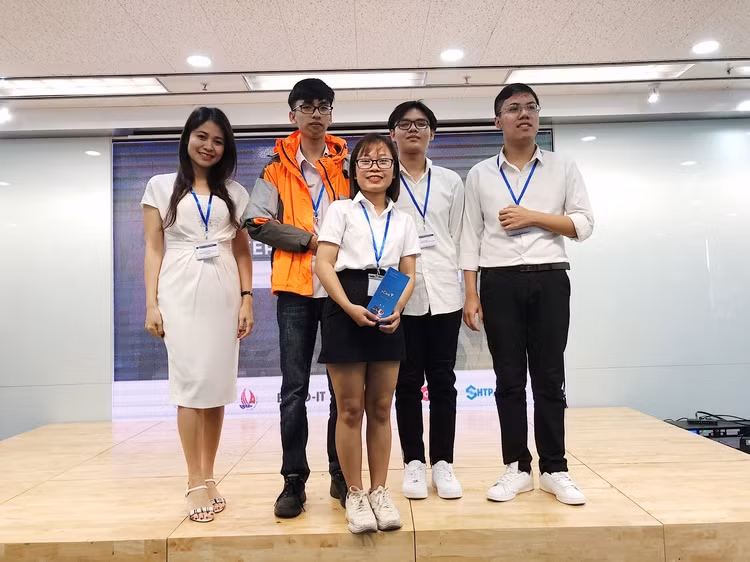 Nhóm SV của Trường ĐH Bách khoa - ĐH Đà Nẵngthiết kế áo phao công nghệ dành cho ngư dân.