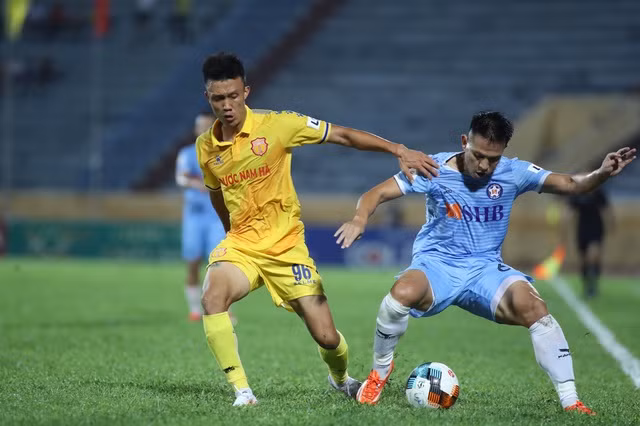 Đáng tiếc Đà Nẵng (áo xanh) lại gục ngã 0-1 trên sân nhà Nam Định.