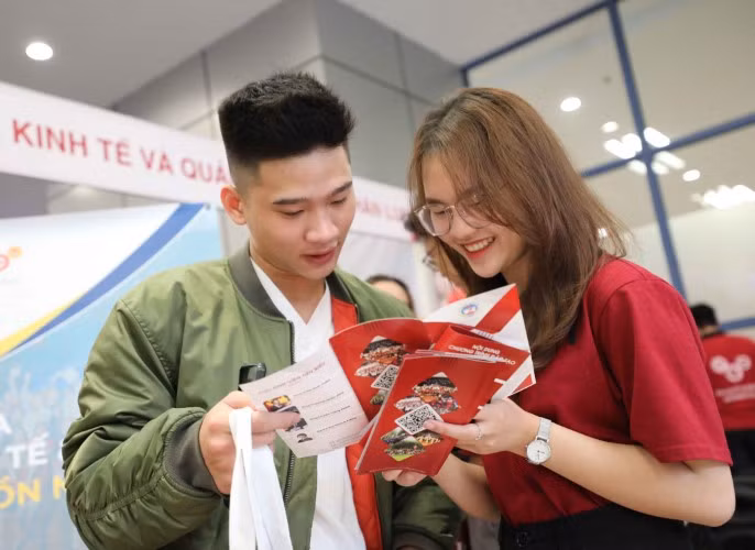 Học sinh xem thông tin về ngành nghề xét tuyển vào đại học tại Trường Đại học Kinh tế Quốc dân. Ảnh: INT