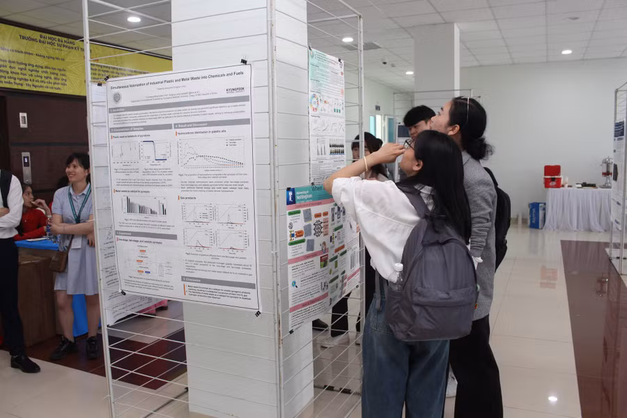 Các đại biểu tham dự hội thảo xem các thông tin từ poster.