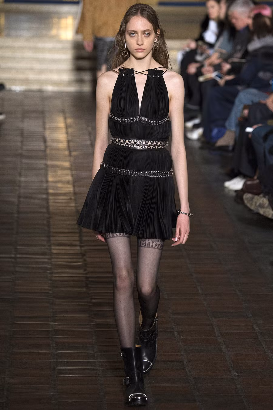 21 tuổi, đến từ Nga, Lia Pavlova có show diễn đầu tiên trong sự nghiệp là Gucci Fall 2015. Ngay lần đầu tiên này, Lia Pavlova đã được chọn mở màn.