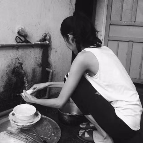 O ngoai sang chanh, my nhan Viet ve nha van rua chan, dut an cho me - Anh 12