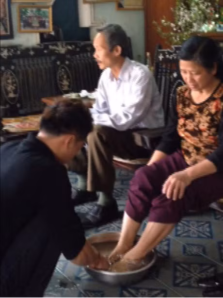 O ngoai sang chanh, my nhan Viet ve nha van rua chan, dut an cho me - Anh 5