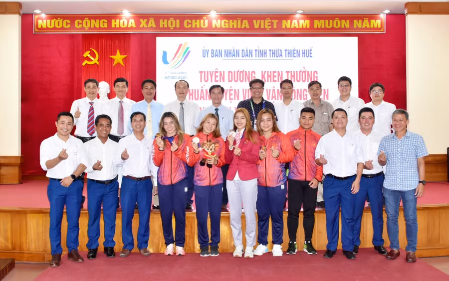 Lãnh đạo tỉnh Thừa Thiên - Huế và các sở ngành chụp ảnh lưu niệm với các HLV và VĐV.