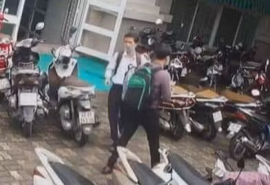 Hình ảnh người đàn ông vào khu vực trường ĐH Đông Á lấy cắp laptop của giảng viên tại phòng làm việc