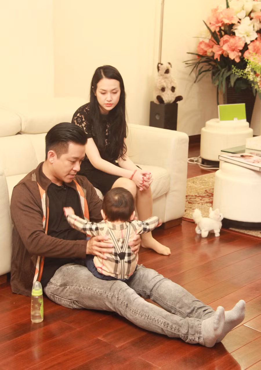 Hình ảnh chăm con phía sau sân khấu của Tuấn Hưng