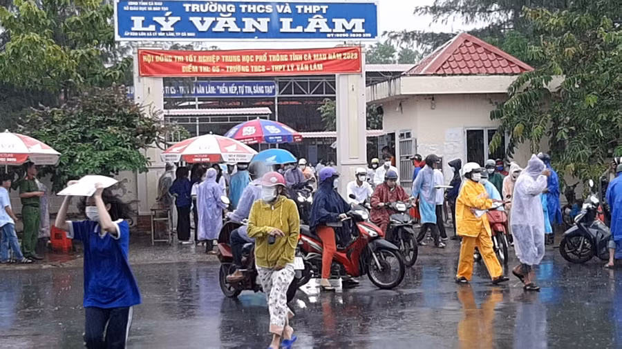 Thí sinh tại điểm thi THPT Lý Văn Lâm (TP Cà Mau) ra về sau khi thi môn Toán. Thí sinh tại điểm thi THPT Lý Văn Lâm (TP Cà Mau) ra về sau khi thi môn Toán.