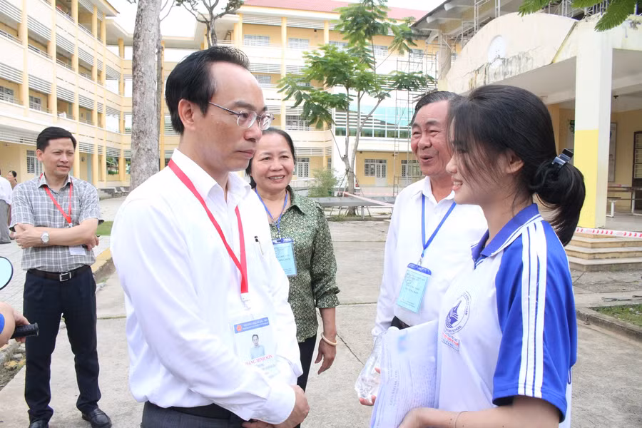Thứ trưởng Hoàng Minh Sơn thăm hỏi, động viên thí sinh tỉnh Trà Vinh sau giờ thi Ngữ văn.