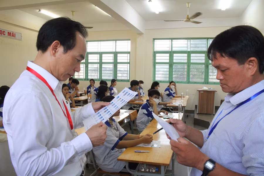 Thứ trưởng Hoàng Minh Sơn kiểm tra thi tại điểm thi THPT chuyên Nguyễn Thiện Thành. Thứ trưởng Hoàng Minh Sơn kiểm tra thi tại điểm thi THPT chuyên Nguyễn Thiện Thành.