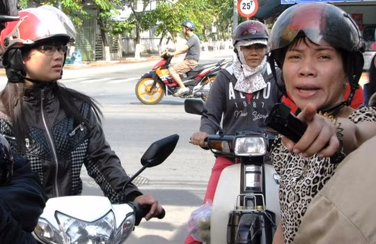  Người dân chỉ cho nữ hiệp sĩ đường phố Nguyễn Hồng Xuân Trường hướng kẻ trộm xe đạp điện vừa tháo chạy 
