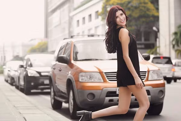 Trang Lạ xinh đẹp hút hồn trên đường phố Sài Gòn ảnh 9