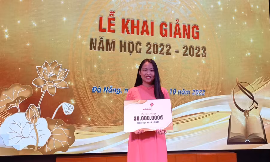 Văn Thị Hiền Thảo nhận học bổng Truyền cảm hứng.