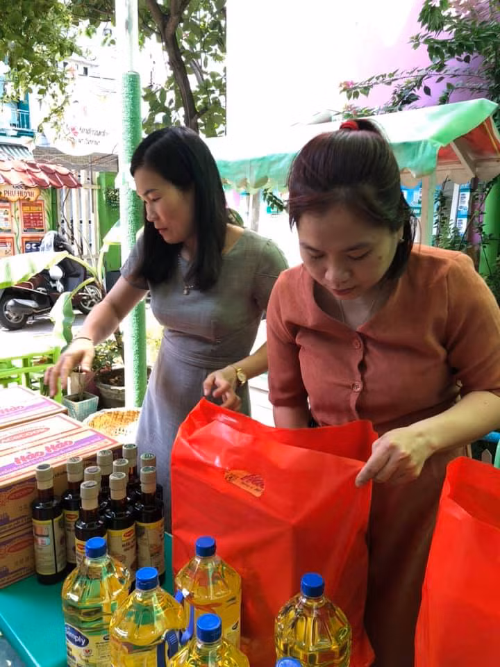 Trường Mầm non Bình Minh chuẩn bị quà tặng cho nhân viên hợp đồng của trường. Trường Mầm non Bình Minh chuẩn bị quà tặng cho nhân viên hợp đồng của trường.