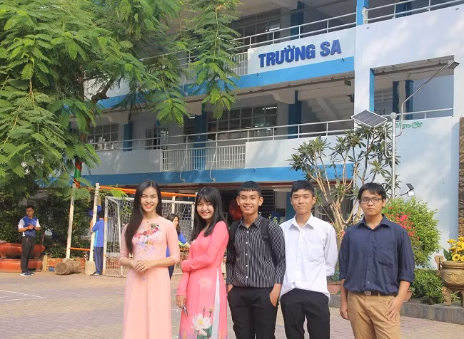 Học sinh Trường THPT Nguyễn Du hào hứng với cách đặt tên các dãy nhà học