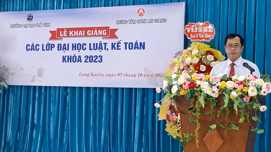 Ths. Lương Hoàng Phong - Phó Viện trưởng Viện Phát triển nguồn lực Trường ĐH Trà Vinh phát biểu tại Lễ khai giảng.