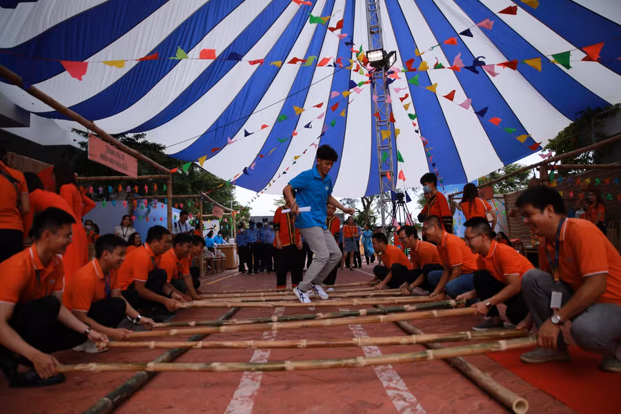 Học sinh Trường Hy Vọng cùng các đại biểu tham dự Ngày hội tới trường hào hứng tham gia phần hội với những trò chơi dân gian đầy sôi động.