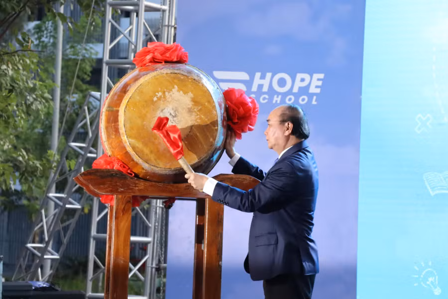 Chủ tịch nước Nguyễn Xuân Phúc đánh trống khai trường trong chương trình Ngày hội tới trường 2022 – 2023 của Hope School.