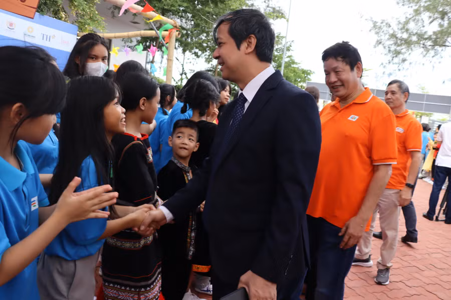 Bộ trưởng Bộ GD&amp;ĐT Nguyễn Kim Sơn thăm hỏi học sinh Trường Hy Vọng về điều kiện ăn ở, học tập, vui chơi trong thời gian đầu ở khu nội trú.