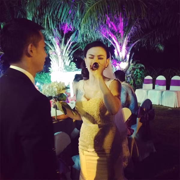 Lễ cưới ấm cúng với bạn bè và người thân