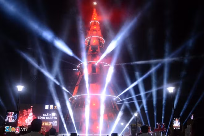 Trình diễn hệ thống ánh sáng trong và ngoài cây thông cao nhất Việt Nam. Giới trẻ đi xem cây thông Noel cao nhất Việt Nam