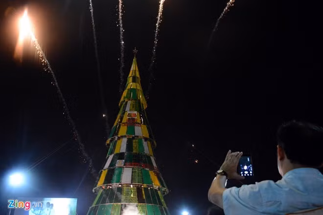 Tối 20/12, tại công viên Thanh Lễ (TP.Thủ Dầu Một), tỉnh Bình Dương đã tổ chức ra mắt và xác lập kỷ lục cây thông Noel cao nhất Việt Nam. Sự kiện nằm trong chương trình “Chào đón năm mới và xác lập kỷ lục cây thông Noel cao nhất Việt Nam” diễn ra từ ngày 20-31/12. Giới trẻ đi xem cây thông Noel cao nhất Việt Nam