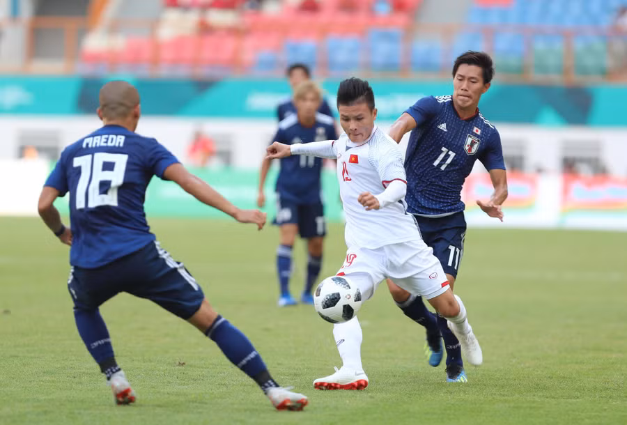 Quang Hải (áo trắng) trận Việt Nam gặp Nhật Bản trong khuôn khổ vòng loại thứ 3 World Cup 2022.