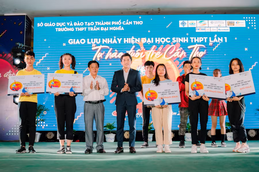 Ông Nguyễn Thành Luân (giữa) - Trưởng ban tuyển sinh Trường Đại học Greenwich (Việt Nam) - Cơ sở Cần Thơ trao thưởng cho các đội nhảy.