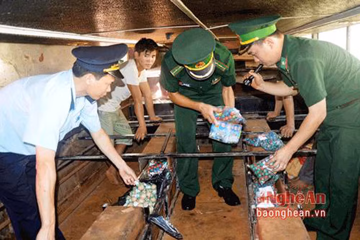 Hành khách khiếp sợ khi biết xe khách Việt - Lào chở pháo lậu