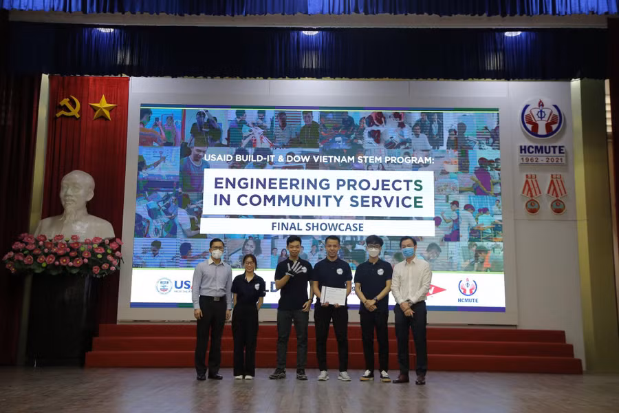 Nhóm ANNAM đạt giải Nhất EPICS 2021 với sản phẩm găng tay kháng lực hỗ trợ phục hồi chức năng ứng dụng robot mềm Nhóm ANNAM đạt giải Nhất EPICS 2021 với sản phẩm găng tay kháng lực hỗ trợ phục hồi chức năng ứng dụng robot mềm