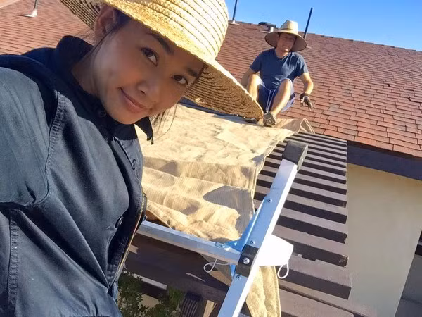 Bằng Kiều tự tay sửa nhà trong khi bạn gái mải selfie