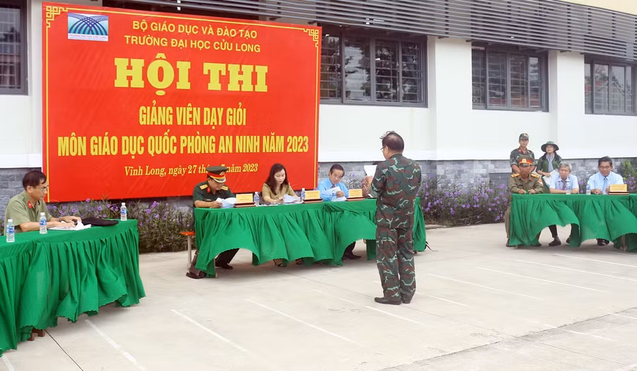 Thí sinh thi vấn đáp. Thí sinh thi vấn đáp.