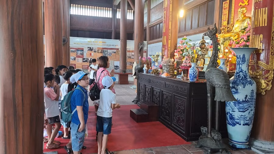 Khu lưu niệm Chủ tịch Hồ Chí Minh tại thôn Cát Tường trở thành địa điểm giáo dục truyền thống cho thế hệ trẻ. Khu lưu niệm Chủ tịch Hồ Chí Minh tại thôn Cát Tường trở thành địa điểm giáo dục truyền thống cho thế hệ trẻ.