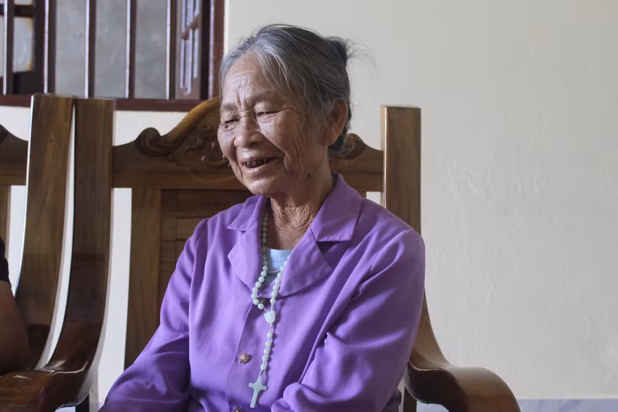 Bà Nguyễn Thị Phượng phấn khởi khi được lên bờ, sống trong căn nhà mới.