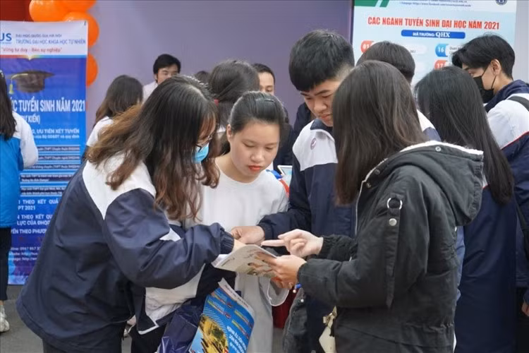 Học sinh Hải Phòng tham gia chương trình tư vấn tuyển sinh hướng nghiệp 2021.