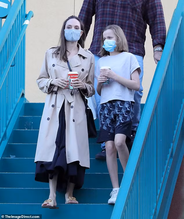 Angelina Jolie thoải mái đi mua cafe cùng con gái út tại Los Angeles ảnh 2