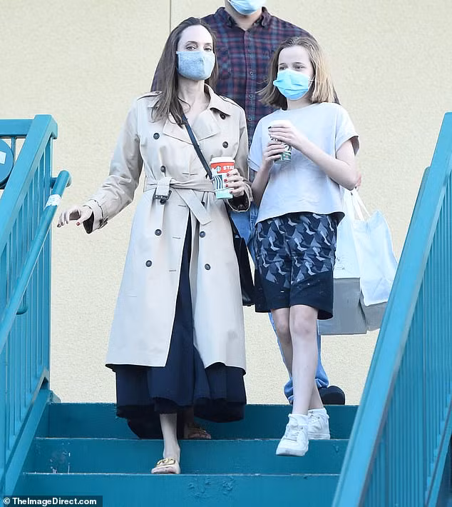 Angelina Jolie thoải mái đi mua cafe cùng con gái út tại Los Angeles ảnh 1