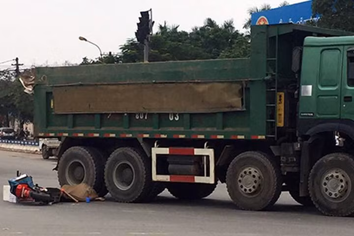 Bị xe tải cán qua người, hai nữ sinh đi xe đạp điện thiệt mạng