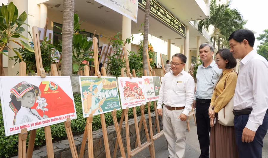 Triển lãm tranh cổ động kỷ niệm 70 năm ngày Chiến thắng Điện Biên Phủ thu hút sự quan tâm của nhiều cán bộ, giảng viên các trường thành viên của ĐH Đà Nẵng. Triển lãm tranh cổ động kỷ niệm 70 năm ngày Chiến thắng Điện Biên Phủ thu hút sự quan tâm của nhiều cán bộ, giảng viên các trường thành viên của ĐH Đà Nẵng.