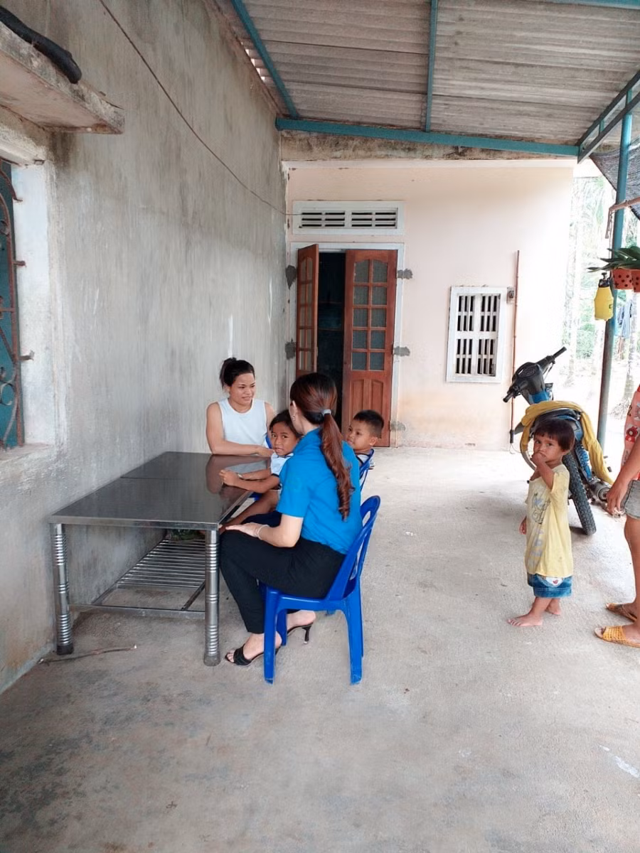 Cô Đinh Thị Kem thăm hỏi phụ huynh để vận động HS ra lớp sau mỗi đợt nghỉ Tết, nghỉ hè