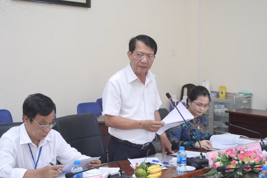 Ông Nguyễn Văn Hồng - Phó Giám đốc Sở GD&ĐT TP Cần Thơ báo cáo công tác phòng, chống thiên tai với đoàn công tác