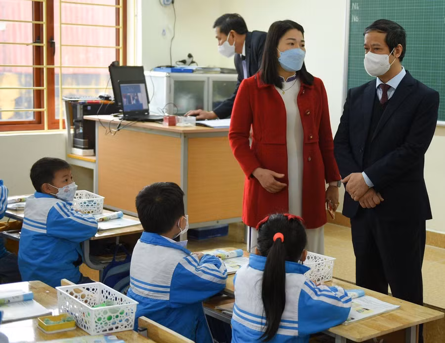 Bộ trưởng Nguyễn Kim Sơn thăm lớp học tại Trường Tiểu học Minh Tân, huyện Thủy Nguyên, Hải Phòng. Bộ trưởng Nguyễn Kim Sơn thăm lớp học tại Trường Tiểu học Minh Tân, huyện Thủy Nguyên, Hải Phòng.